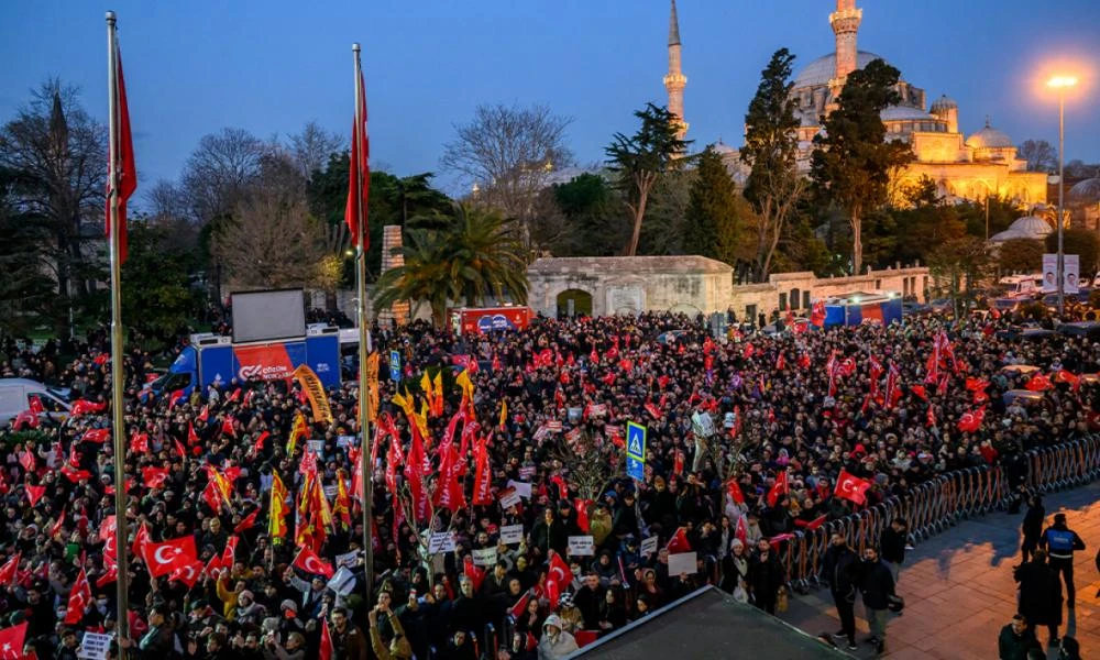 Χιλιάδες στους δρόμους υπέρ του Ιμάμογλου – Μαζική διαδήλωση στην Κωνσταντινούπολη (βίντεο)